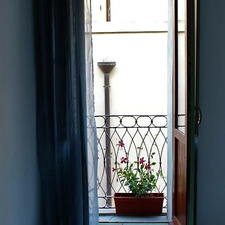 Sandalia House * קליארי