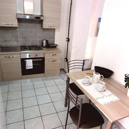 Sandalia House * קליארי